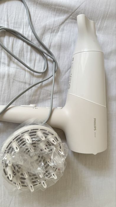 Este é um secador de cabelo Philips Série 5000, modelo BHD501/20, de cor branca.