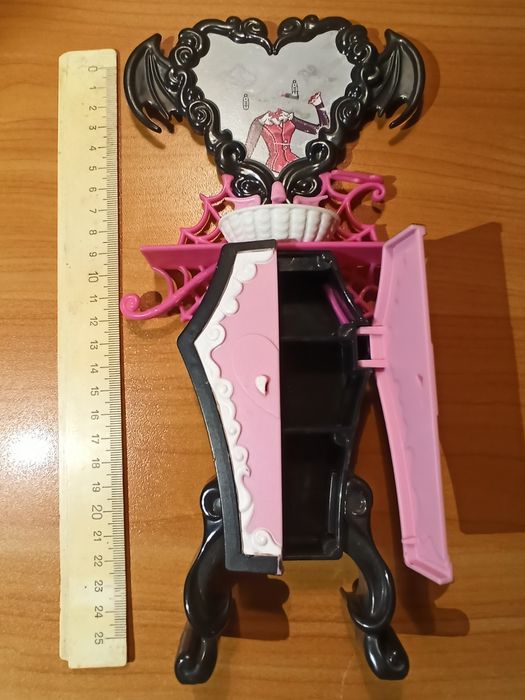Меблі monster high. Ліжко, ванночка, шафка, туалетний столик, кінь