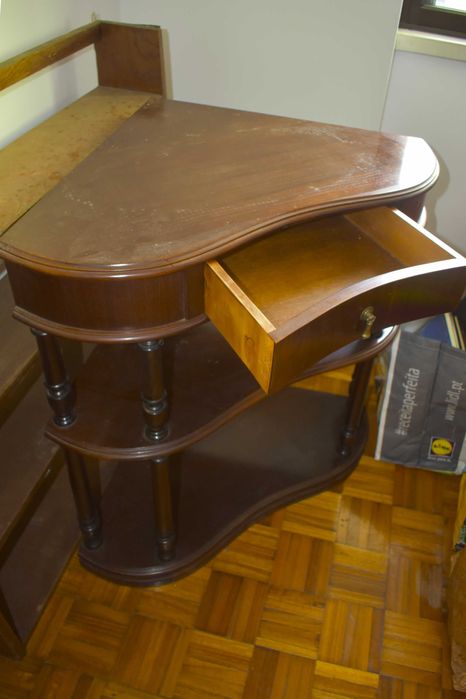 Mesa de canto vintage em madeira com gaveta