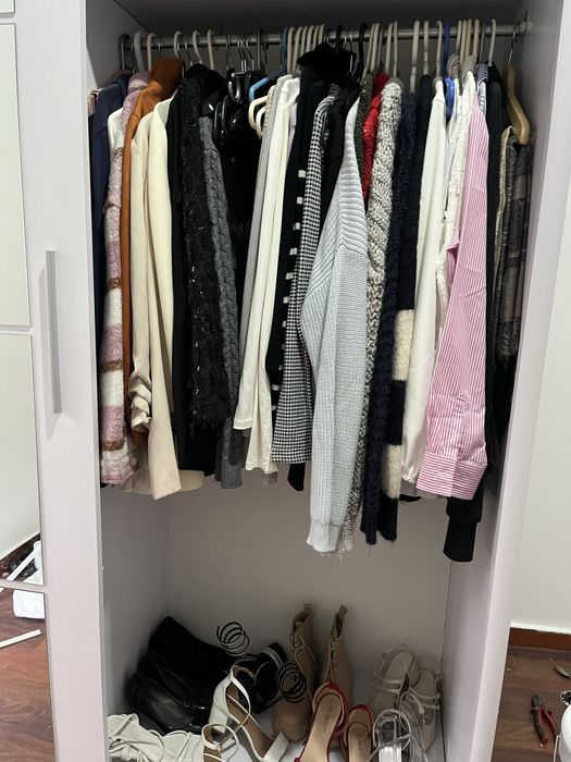 Roupeiro Pax com portas de correr e espelho