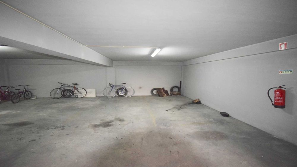 Oportunidade na Praia do Pedrógão: R/C com Lugar de Garagem (1 Carro) – Duas Entradas Autónomas (T2 + T1) – Prédio Pintado em 2026