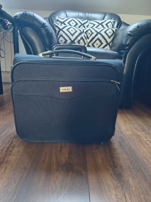 Mała walizka na kółkach