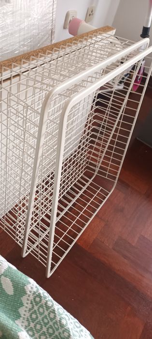 Roupeiro com boa arrumação, e 2 gavetas