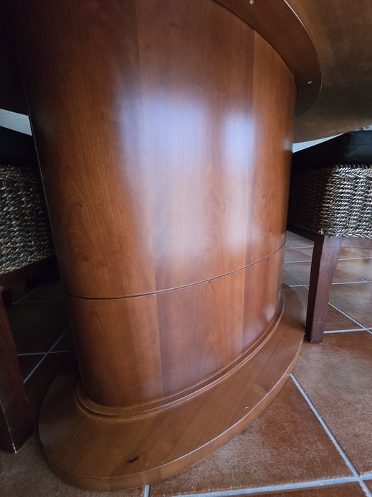 Mesa oval de jantar de madeira maciça Nogueira  (não extensível) e 4 cadeiras rattan resistente.