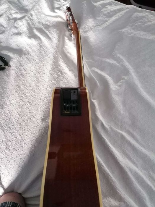 Guitarra Aria Semi-electrica com cabo e capa de transporte