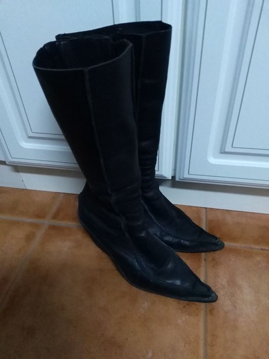 Botas de pele pretas em cunha