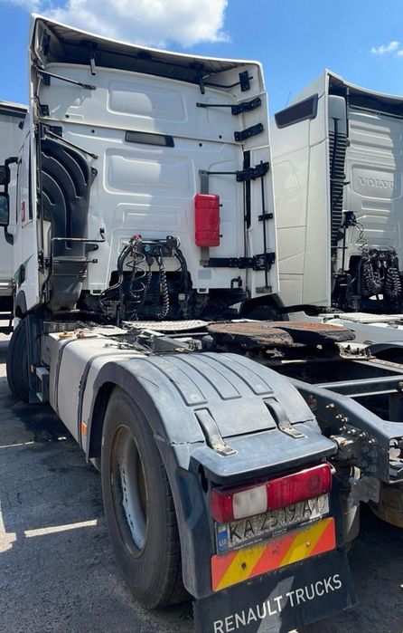 продаємо вантажну техніку Тягачі та напівпричепи рефрижератори