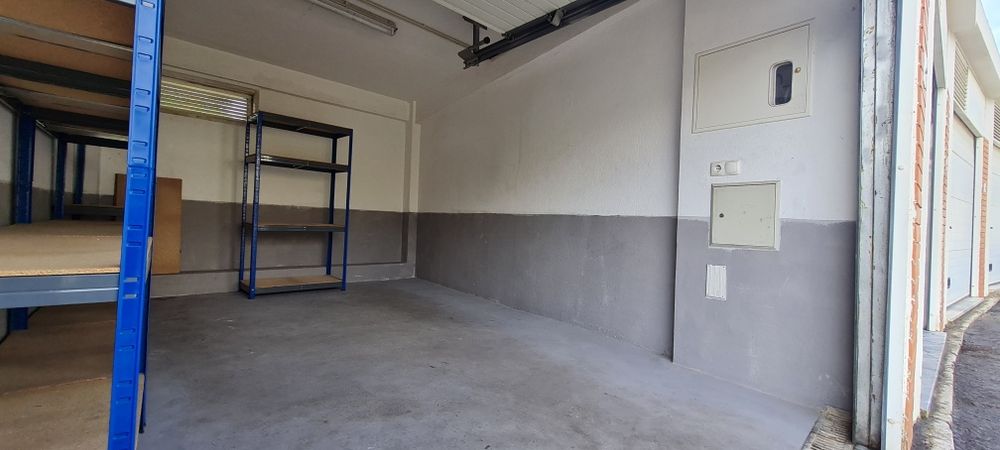 Garagem Box para arrendamento no Estoril