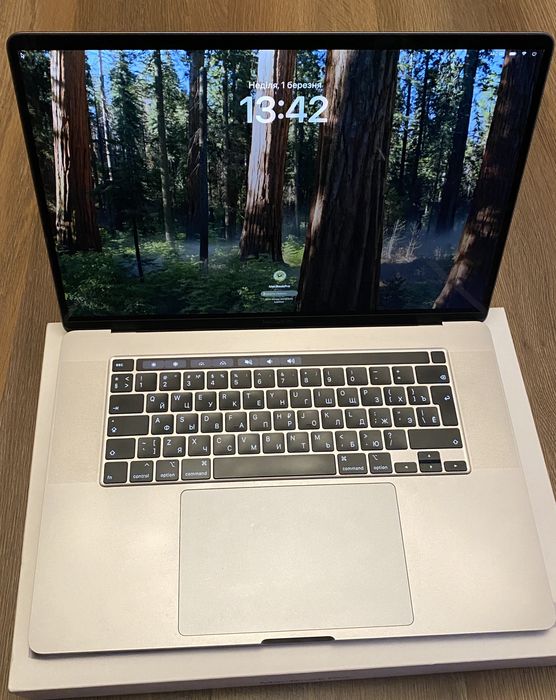 MacBook Pro 16-inch (Core i7 / 16GB / 512GB / Radeon 5300M)