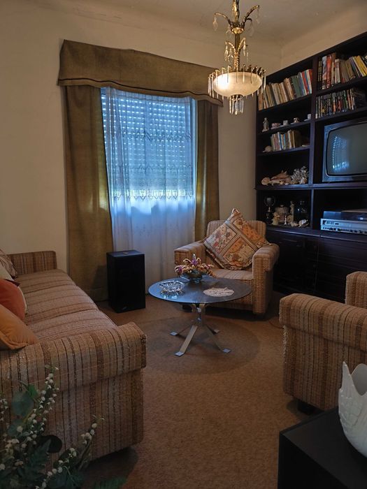 Moradia de 2 pisos com terreno e ótima localização