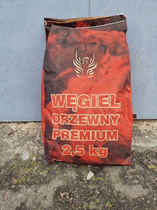 Деревне вугілля в паперових мішках