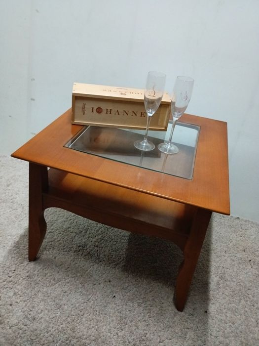 Mesa de centro em madeira de cerejeira com tampo em vidro.
Medidas:60/