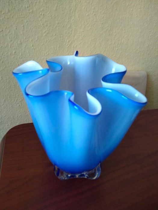 Szklany wazon, ręcznie formowany