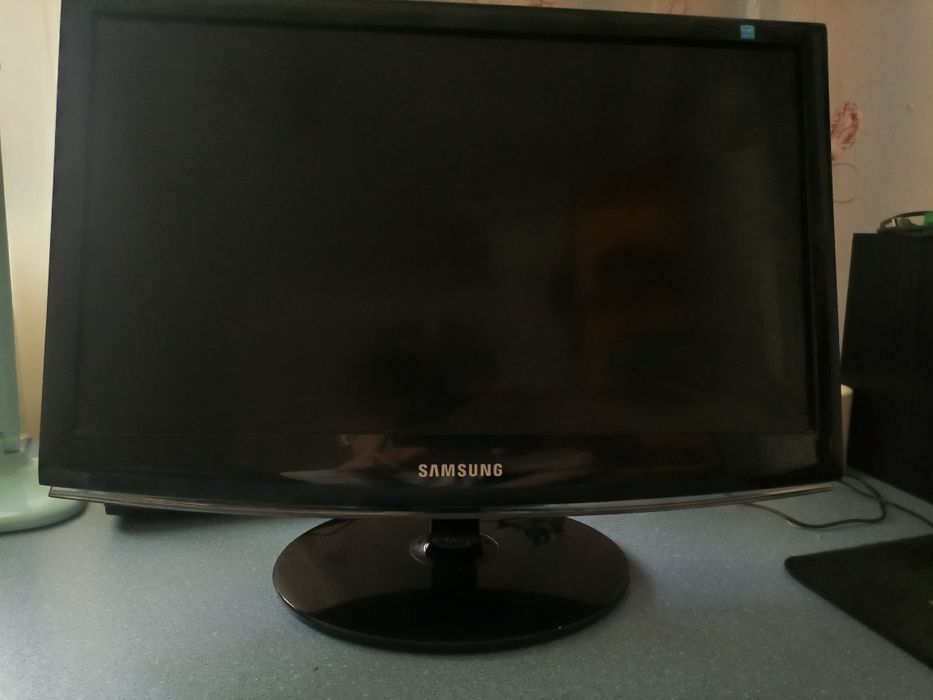 Комп'ютер та монітор для дому або офісу