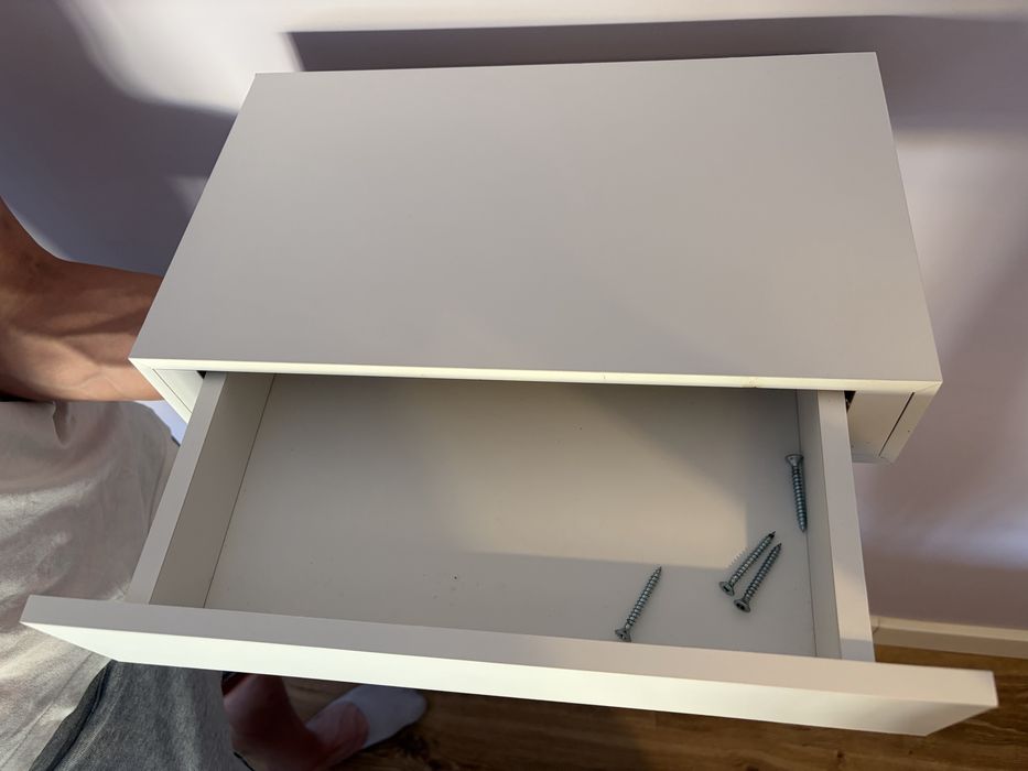 Mesa de cabeceira suspensa