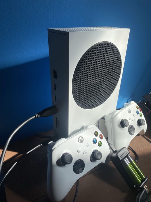 Xbox Series S - 2 comandos e carregador de pilhas