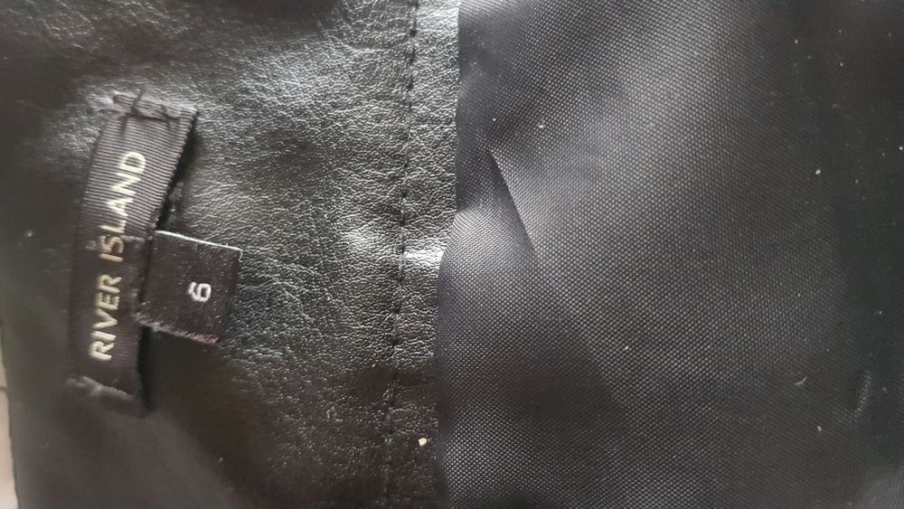 Ołówkowa spódnica ze skóry ekologicznej marki River Island