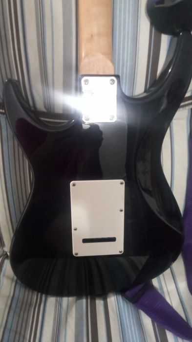 Vendo 2 guitarras uma ária e Harley Benton de 7 cordas