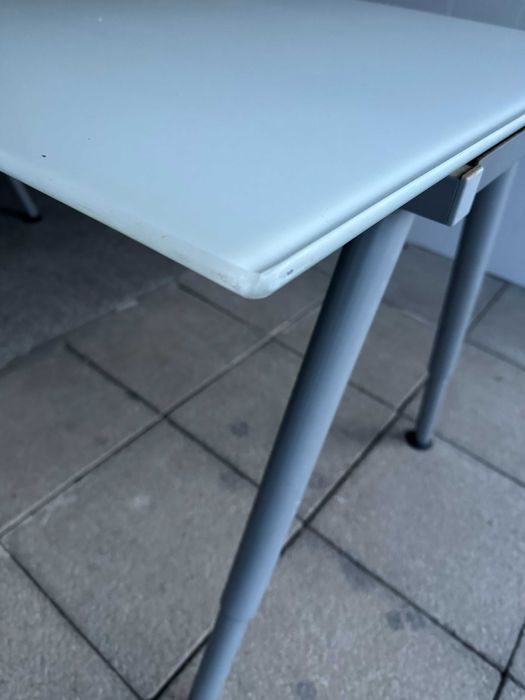 mesa tampo vidro e pernas regulaveis em altura