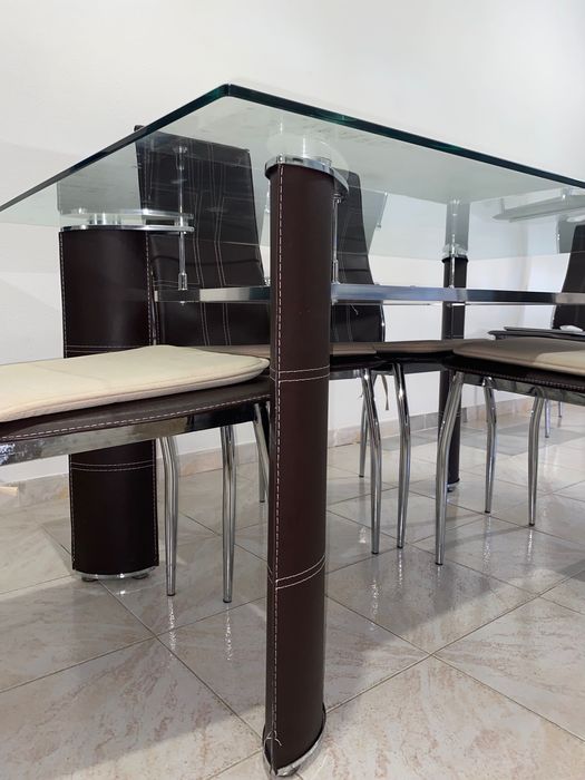 Mesa de vidro com 6 cadeiras