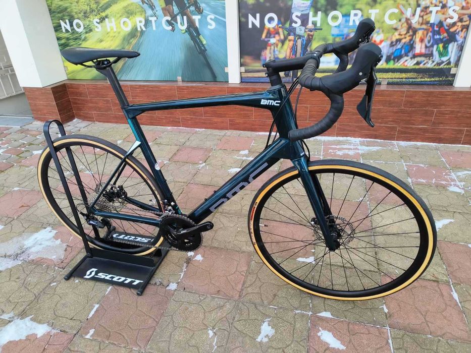 Новий шосейний карбоновий велосипед BMC Roadmachine SEVEN, Shimano 105