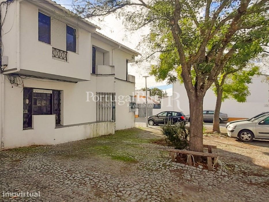 Moradia T4 com terraço em zona residencial de Évora