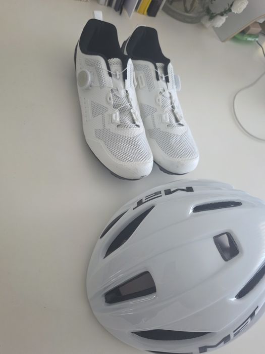 Capacete e sapatos de estrada