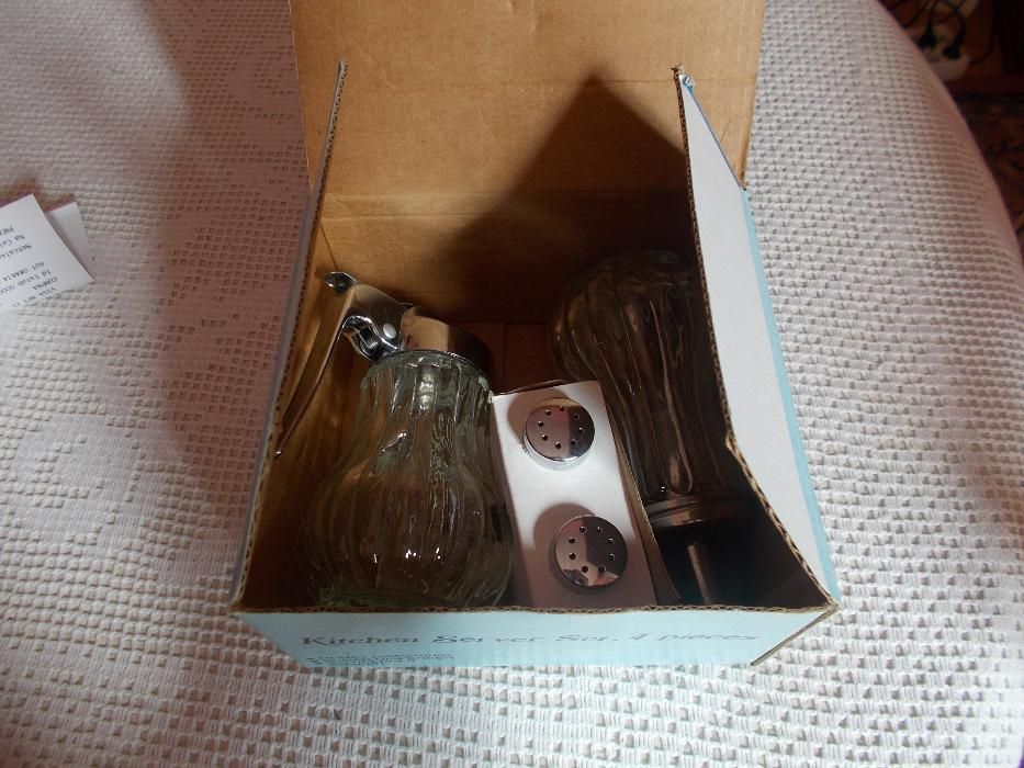 Jarro para mel,açucareiro,saleiro e pimenteiro