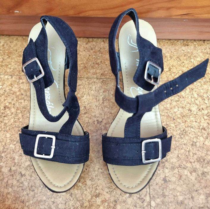 Sandálias pretas de cunha Tino González, tamanho 38