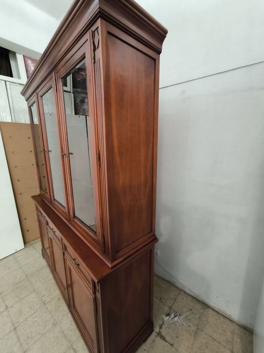 Cristaleira em madeira cerejeira. ( Impecável)