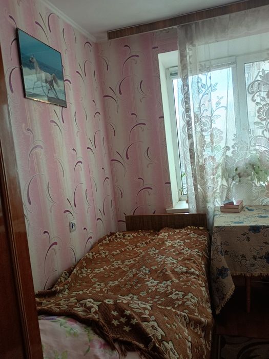 Здається   1 кімната в 3 кімнатній з власником