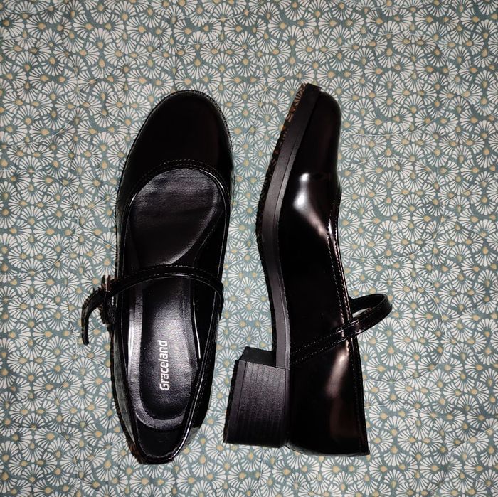 Buty na obcasie, nie używane