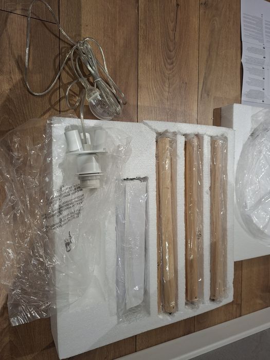 Lampa stojąca trójnóg z białym abażurem