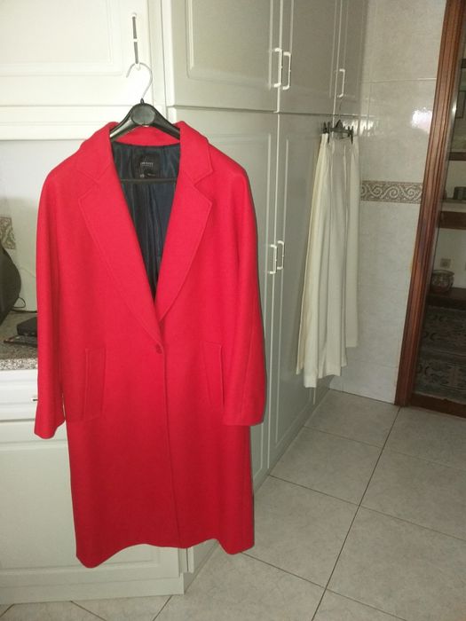 Casaco comprido, longo, estado novo de cor vermelha.