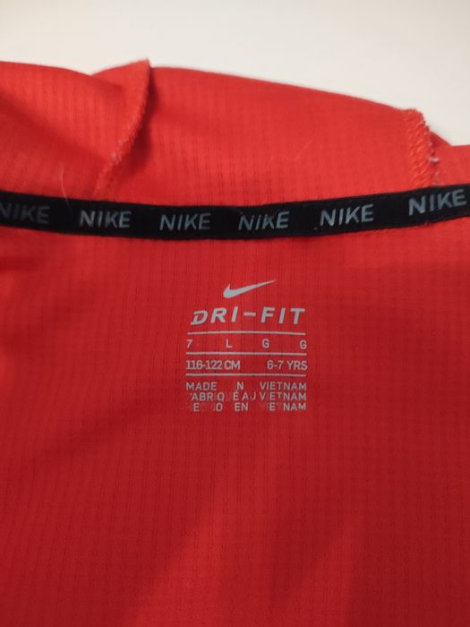 Koszulka czerwona z kapturem Nike. Bluza Nike.