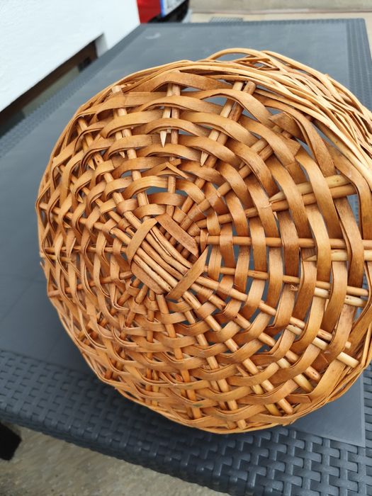 Basket with Handle in Very Good Condition64297678982657121