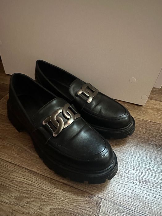 Чорні жіночі лофери