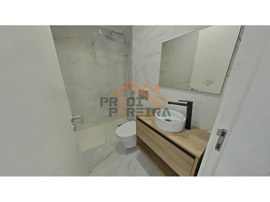 Apartamento T3 totalmente remodelado - Santo António dos Cavaleiros...