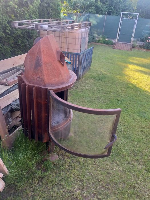 Kominek stojący z zabudową