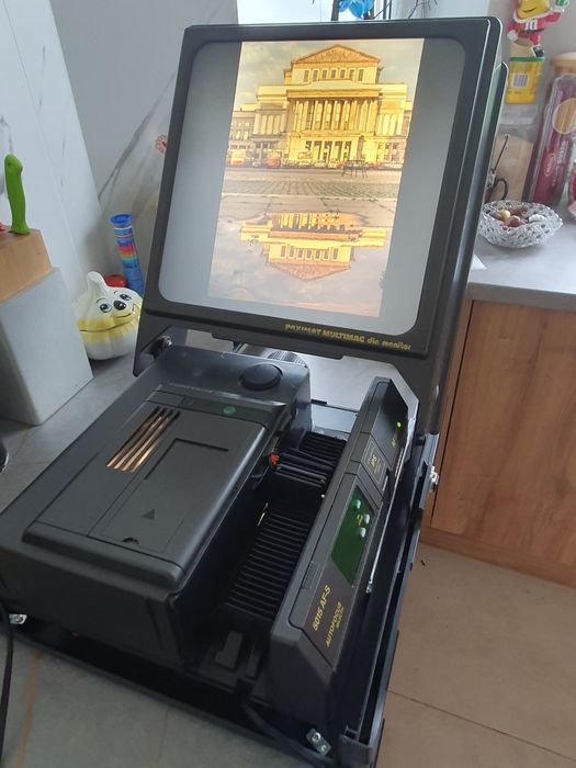 Rzutnik do slajdów Braun multimag 5015 AF.  Ekranem