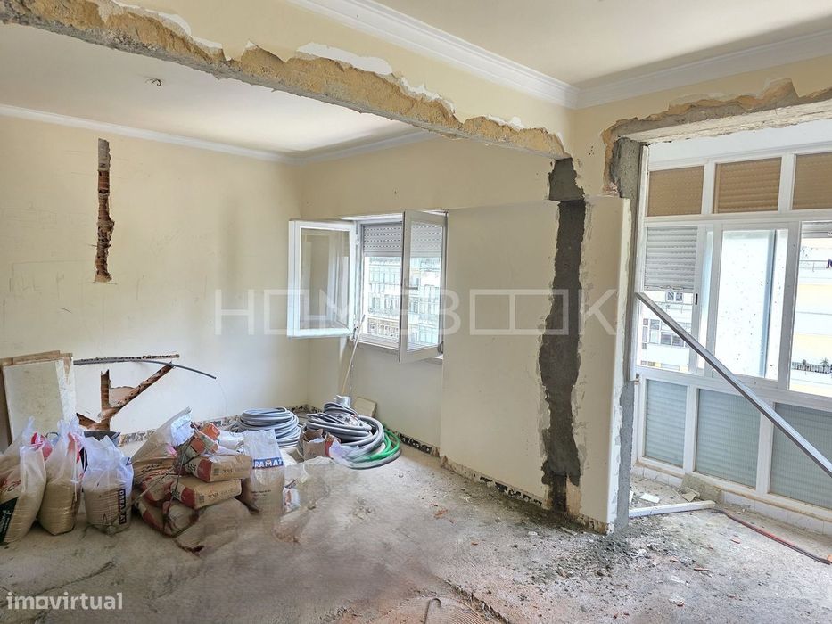 Apartamento T3 em renovação, em Benfica.