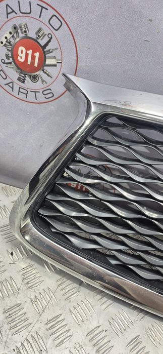 Решітка радіатора з емблемою на Infiniti Q60 2017-2022