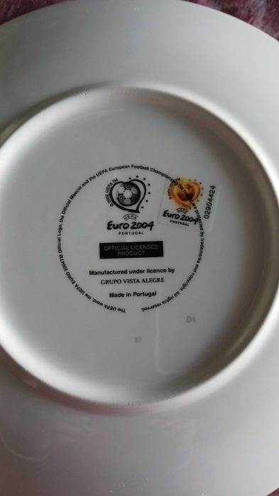 Euro 2004 - gifts oficiais (relógio Swatch, prato Vista Alegre e pin)