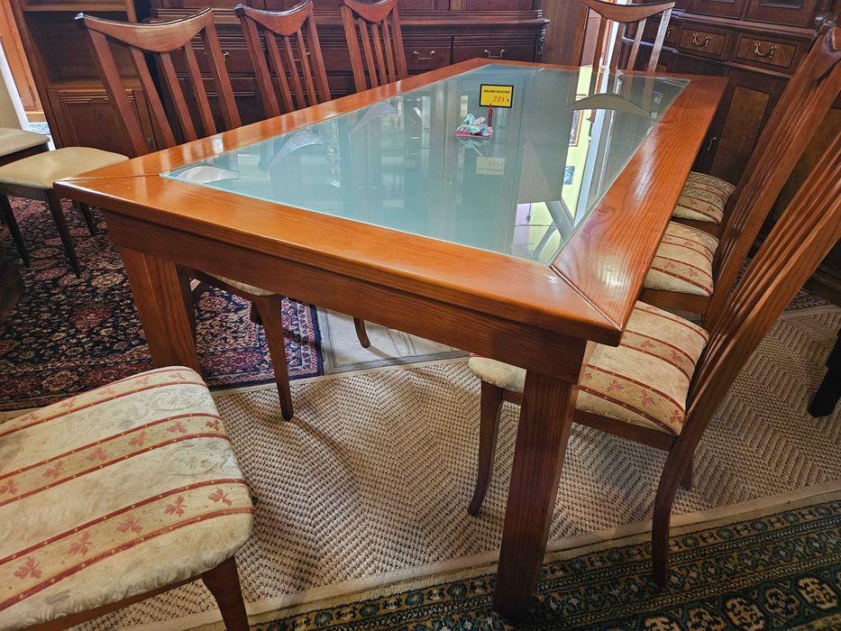 Mesa em madeira com tampo em vidro - Algumas marcas de uso -