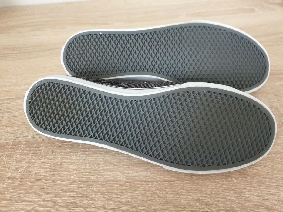 Продам кеди Vans 40р в ідеальному стані.