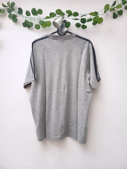 T-shirt Cinzenta com Riscas Azuis Escuras