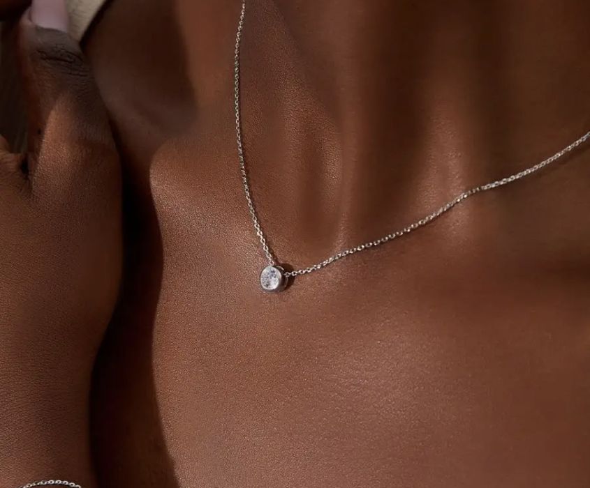 Срібна цепочка з камінчиком