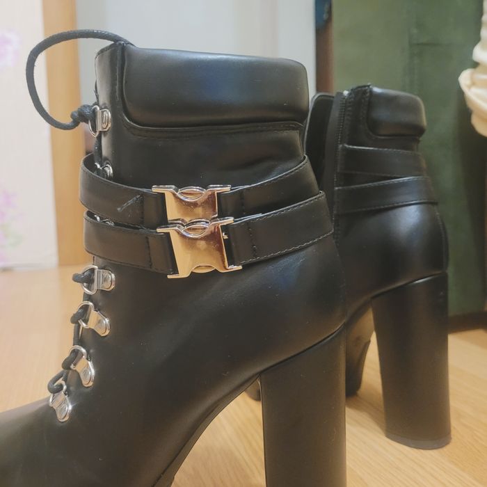 Ботинки на высоком каблуке