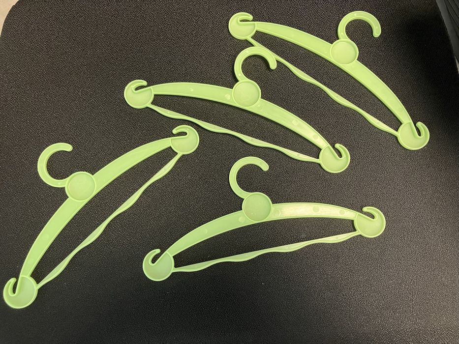 Cabides em plástico para roupa de bebé/criança