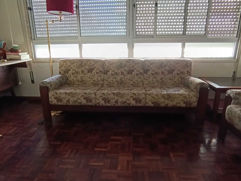 Conjunto de sofas e mesa de apoio